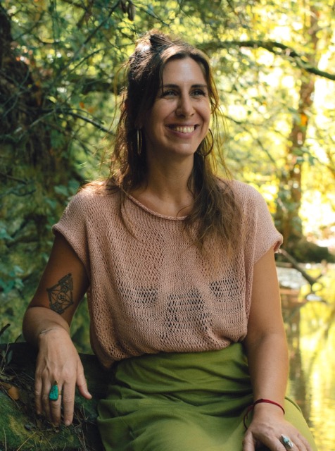 Bénédicte Donet, psychologue et psychothérapeute en ligne, assise au bord d'une rivière en pleine nature